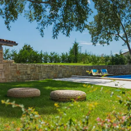 Viva Holiday home Tinjan